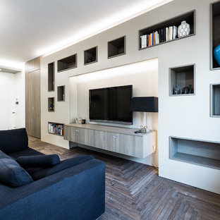 Ispirazione per un soggiorno contemporaneo aperto con libreria, pareti bianche, parquet scuro, TV a parete, nessun camino e pavimento blu