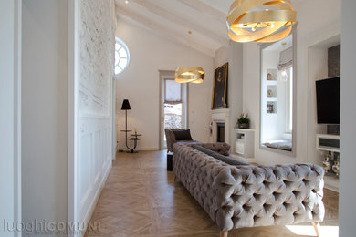 Diseño de sala de estar abierta clásica grande con paredes blancas, suelo de baldosas de porcelana, todas las chimeneas, marco de chimenea de piedra, televisor colgado en la pared y suelo marrón