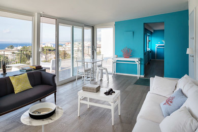 Idee per un soggiorno stile marino di medie dimensioni e stile loft con pareti blu, pavimento in gres porcellanato, nessun camino e nessuna TV