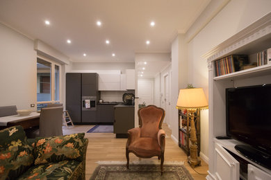 Foto di un grande soggiorno stile shabby aperto con parquet chiaro e pavimento marrone