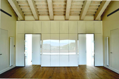 Ispirazione per un ampio soggiorno mediterraneo aperto con sala formale, pareti bianche e pavimento in legno massello medio