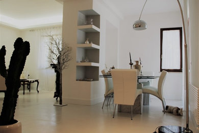 Example of a trendy living room design in Rome