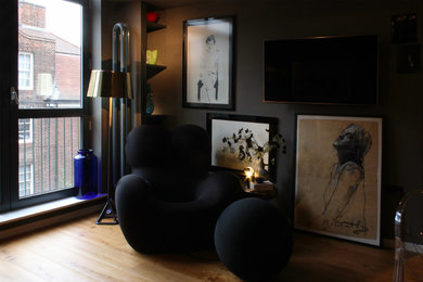 Foto de salón actual con paredes grises y suelo de madera en tonos medios