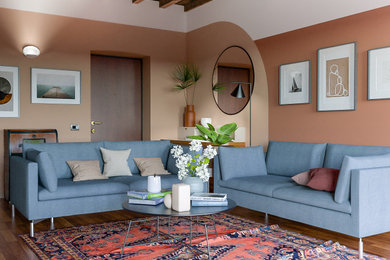 Foto di un soggiorno design di medie dimensioni e aperto con pareti multicolore, pavimento in legno massello medio, pavimento marrone, camino classico e cornice del camino in pietra