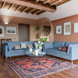 Foto di un soggiorno design di medie dimensioni e aperto con pareti multicolore, pavimento in legno massello medio, pavimento marrone, camino classico e cornice del camino in pietra