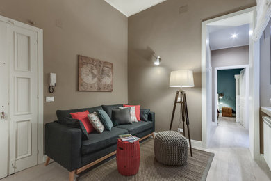 Esempio di un soggiorno eclettico di medie dimensioni e chiuso con parquet chiaro, pareti beige e pavimento beige