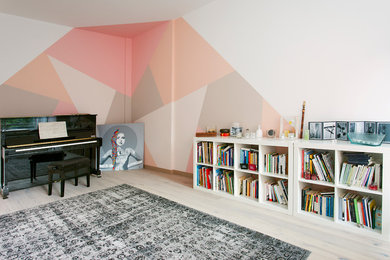Diseño de sala de estar con rincón musical actual de tamaño medio con paredes multicolor y suelo de madera clara
