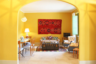Idee per un soggiorno bohémian con pareti gialle, nessun camino, pavimento beige e TV autoportante