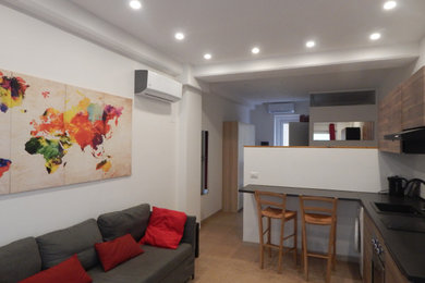 Immagine di un piccolo soggiorno moderno aperto con pareti bianche, pavimento in gres porcellanato, TV a parete e pavimento beige