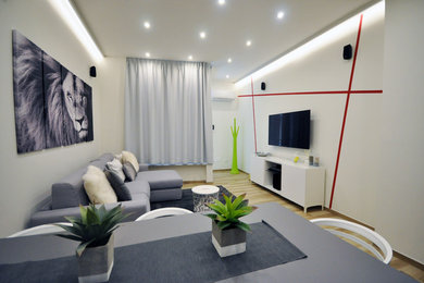 Ispirazione per un soggiorno moderno aperto con pareti bianche, pavimento con piastrelle in ceramica e TV a parete