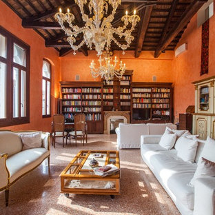 Idee per un ampio soggiorno tradizionale con pareti arancioni, camino classico, pavimento marrone e libreria