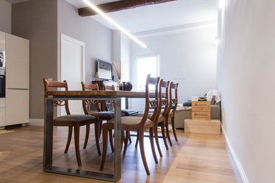 Immagine di una sala da pranzo design di medie dimensioni con pareti grigie, parquet chiaro e pavimento beige