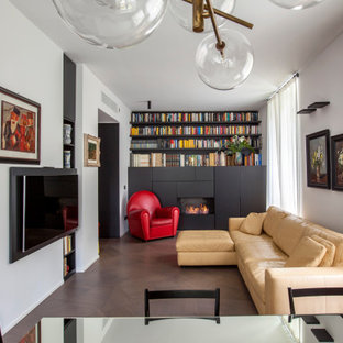 Ispirazione per un soggiorno contemporaneo chiuso con libreria, pareti bianche, parquet scuro, TV a parete e pavimento marrone