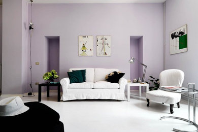 ミラノにある中くらいなコンテンポラリースタイルのおしゃれな独立型リビング (紫の壁、淡色無垢フローリング、暖炉なし、白い床) の写真