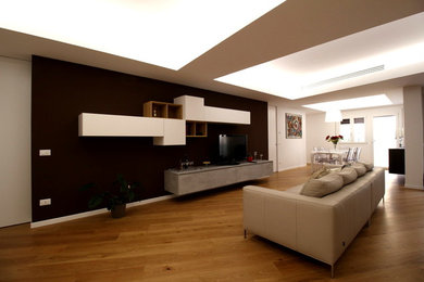 Esempio di un soggiorno minimal di medie dimensioni e chiuso con sala formale, pareti marroni, pavimento in legno massello medio e parete attrezzata