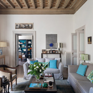 Idee per un soggiorno minimal chiuso con pareti bianche, parquet scuro, pavimento marrone e soffitto a cassettoni