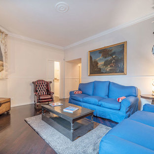 Foto di un soggiorno tradizionale chiuso con sala formale, pareti beige, parquet scuro, nessun camino, nessuna TV e pavimento marrone
