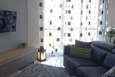 Esempio di un soggiorno di medie dimensioni e aperto con pavimento con piastrelle in ceramica e pavimento bianco