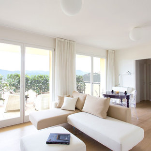 Esempio di un soggiorno minimal aperto con pareti bianche, parquet chiaro e pavimento beige