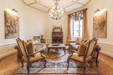 Immagine di un soggiorno classico con pareti bianche e parquet chiaro