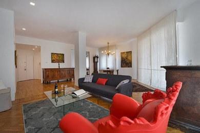 Idée de décoration pour une grande salle de séjour minimaliste fermée avec un mur blanc et un sol en bois brun.