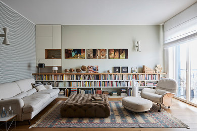 Foto di un soggiorno contemporaneo con pareti multicolore, pavimento in legno massello medio e pavimento marrone