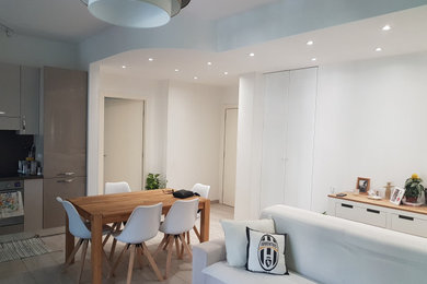 Esempio di un piccolo soggiorno moderno aperto con pareti multicolore, pavimento in gres porcellanato e pavimento beige