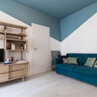 Immagine di un soggiorno nordico chiuso con pareti blu, parquet chiaro, TV autoportante e pavimento beige