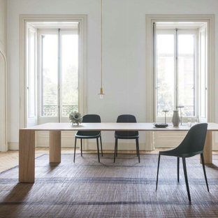 Foto di un grande soggiorno design chiuso con pareti bianche, parquet chiaro, pavimento beige, sala formale e soffitto a volta