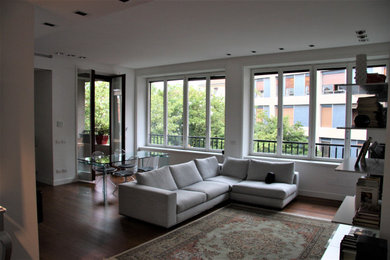 Foto di un grande soggiorno minimalista chiuso con sala formale, pareti bianche, parquet scuro, pavimento marrone e soffitto ribassato