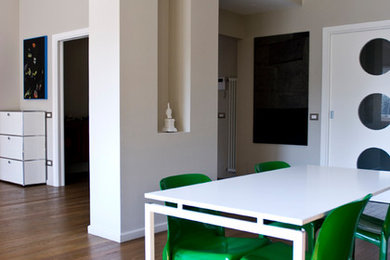 Esempio di un soggiorno minimal di medie dimensioni con pareti beige e pavimento in legno massello medio