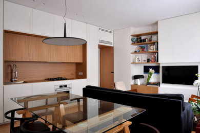 Ispirazione per un soggiorno minimal aperto con pareti bianche, pavimento in legno massello medio, TV a parete e pavimento marrone
