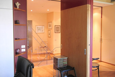 Foto di un grande soggiorno minimalista aperto con pareti beige, parquet chiaro, parete attrezzata, pavimento marrone, soffitto ribassato e pannellatura