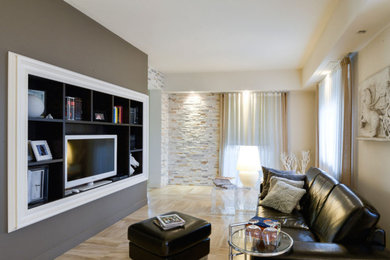 Idee per un soggiorno minimal di medie dimensioni e aperto con libreria, pavimento in gres porcellanato e parete attrezzata