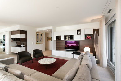 Ispirazione per un soggiorno minimalista di medie dimensioni con sala formale, pareti bianche e parete attrezzata