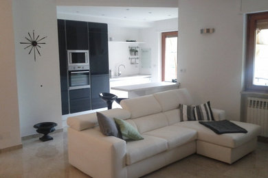 Immagine di un soggiorno design di medie dimensioni e aperto con pareti blu, pavimento in marmo, nessun camino e TV a parete