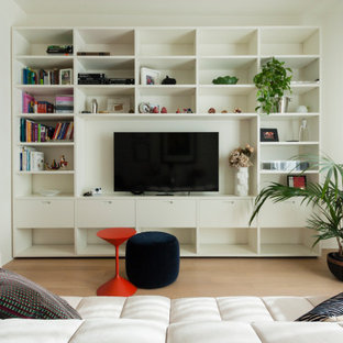 Idee per un soggiorno minimal aperto e di medie dimensioni con parquet chiaro, pavimento beige, pareti beige e parete attrezzata