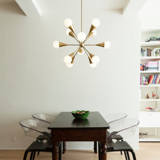 Ispirazione per un soggiorno contemporaneo di medie dimensioni e aperto con parquet chiaro, libreria, pareti beige, parete attrezzata e pavimento beige