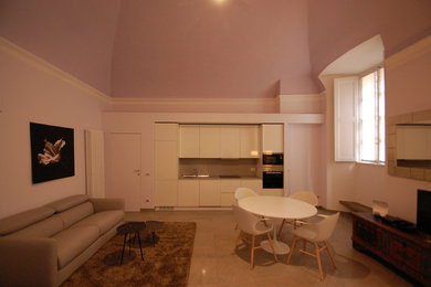 Ispirazione per un ampio soggiorno classico stile loft con sala formale, pareti rosa e pavimento in gres porcellanato