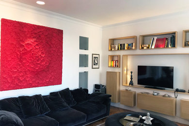 Foto de sala de estar con biblioteca abierta clásica de tamaño medio con televisor colgado en la pared
