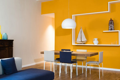 Idee per un piccolo soggiorno moderno chiuso con libreria, pareti bianche, pavimento in legno massello medio, TV a parete e pavimento marrone