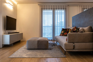 Ejemplo de sala de estar abierta actual extra grande con paredes blancas y suelo de madera clara