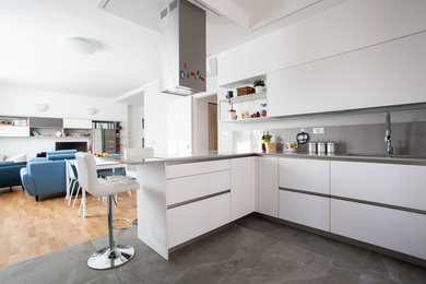 Foto di una cucina minimalista di medie dimensioni con parquet chiaro