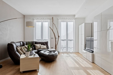Esempio di un soggiorno moderno di medie dimensioni con pareti marroni, parquet chiaro e parete attrezzata