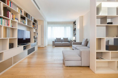 Idee per un grande soggiorno design aperto con libreria, pareti grigie, pavimento in legno massello medio, parete attrezzata e pavimento beige