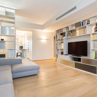 Idee per un grande soggiorno minimal aperto con parquet chiaro, parete attrezzata, pavimento beige, pareti grigie e nessun camino