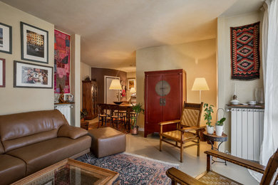Immagine di un soggiorno design chiuso con pareti beige e pavimento beige