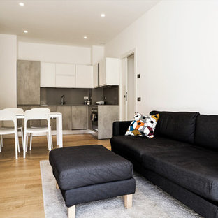 Esempio di un soggiorno minimal aperto con pareti bianche, parquet chiaro, TV autoportante e pavimento beige
