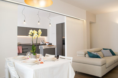Modelo de salón abierto moderno grande con paredes blancas, suelo de baldosas de porcelana y pared multimedia