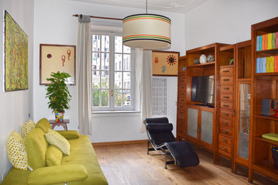 Immagine di un soggiorno di medie dimensioni con pareti bianche e parquet chiaro